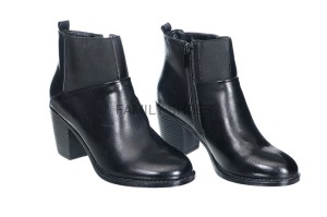 CZARNE BOTKI NA SŁUPKU